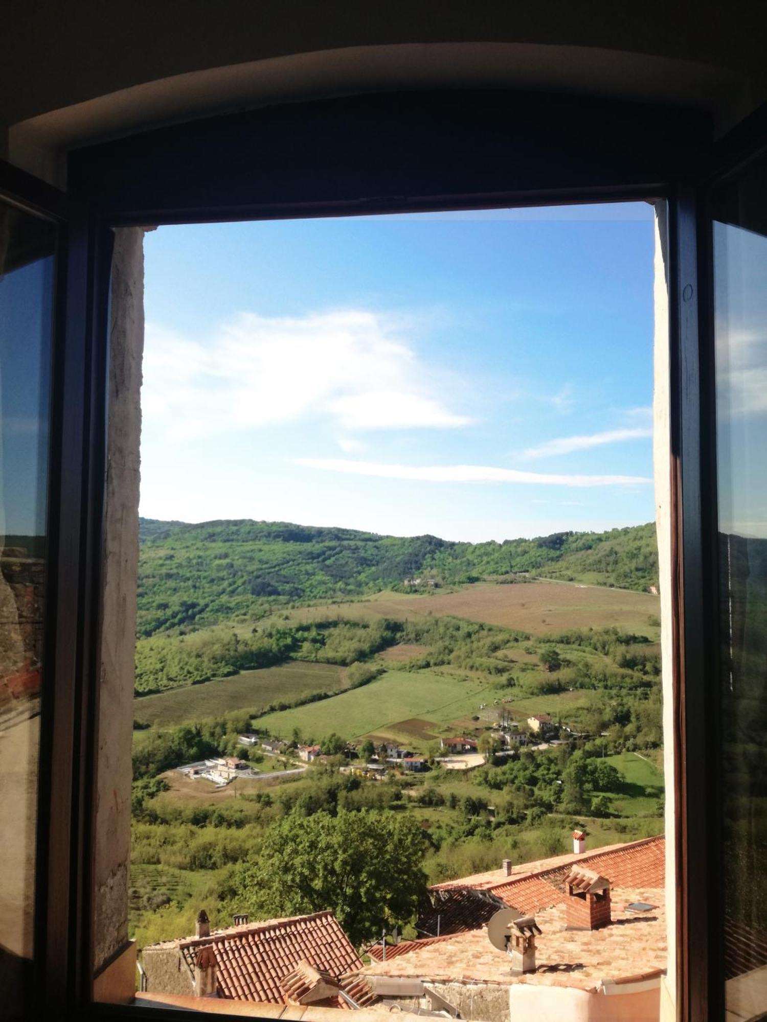 Loggia Motovun Apartment Bagian luar foto